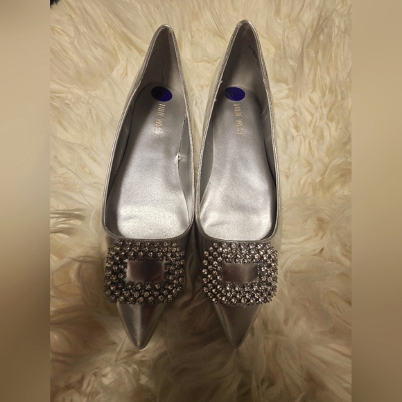 Elegant Silver Women's Shoes with Embellishments - Picture 1 of 3